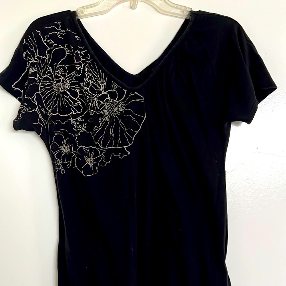 Unique T-Shirt w/Floral design 💛